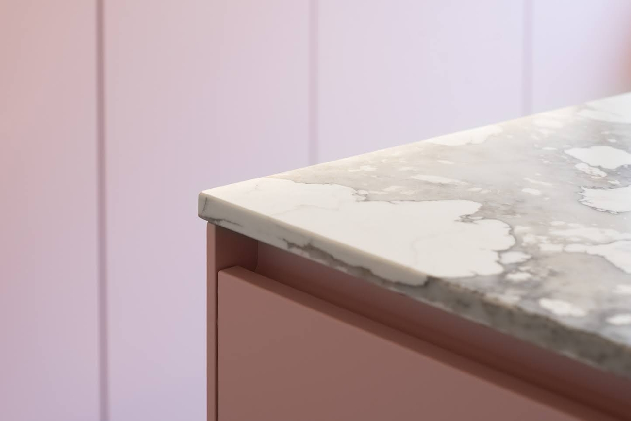 FotoZachtroze keuken die allesbehalve zoet is